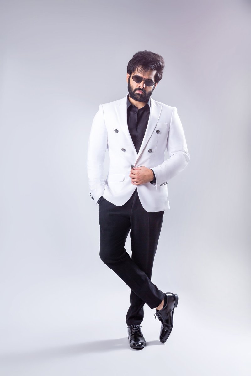 FilmyFocus's tweet photo. Classy Black & White Look of Ustaad @ramsayz from #TheWarriorr promotions 🔥
#RAmPOthineni #TheWarriorrInTheatres #TheWarriorr #Ram #RamPothineni #RAPO #RAPO19 @ramsayz #HeroRam #Tollywood #FilmyFocus https://t.co/p4bKNCfIAe