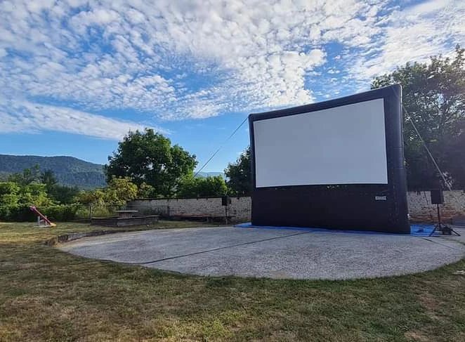 visitbrinje's tweet photo. U 21h počinje kino na otvorenom 🤩📽🎞🎸 vidimo se... #brinje #visitbrinje #croatiafulloflife #brinjskoljeto2022 #summer #ljeto #visitlikasenjcounty #hrvatska #film #croatia #croazia #visitcroatia https://t.co/LEhwr61XT6