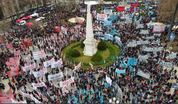 gustlib's tweet photo. Que país roto e inviable. Protestando para q le den más guita por no laburar.  Encima a 9 sobre 10 de los q están ahí les ofreces un trabajo y te dicen q sacan más plata con los 689 planes que reciben https://t.co/qHgyEAzQvC