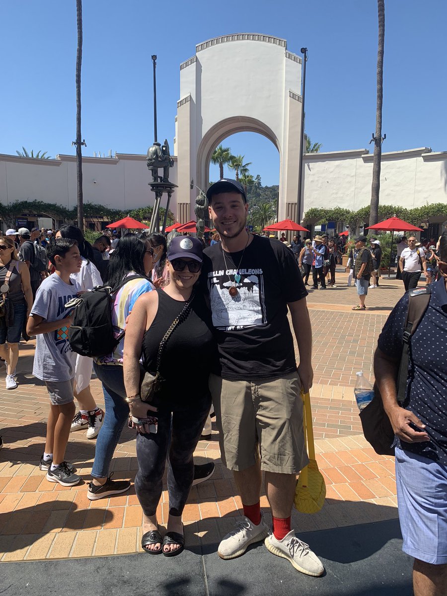 4evaFamouss's tweet photo. Yesssss!!!!!! What are the chances I walk into Universal Day-2 an @Julesofcrypto spots me out with the @Chillnchameleon merch on!
#famousfacts #chillin #pro2tect #chamilia #NFTAZ https://t.co/6xQZ5igm7w