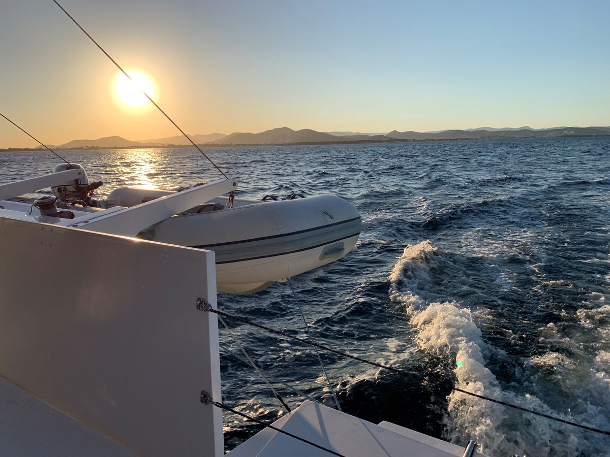 windelocat's tweet image. Splendid sunsets and breathtaking landscapes. 🌅 Sailing on Windelo, every moment is magical!

#windelocatamaran #windelo54yachting #windelo54 #hyeres #provencealpescotesdaszur   #performancecat #circumnavigation #ecocatamaran #sailingdream