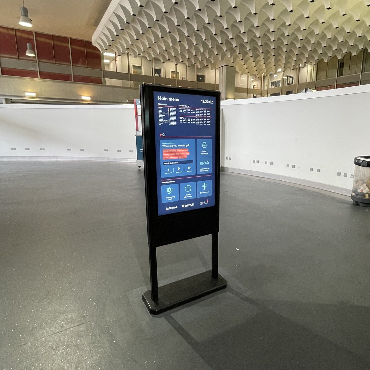 RailPoint's tweet photo. Who said a double-sided totem had to take up much room?  

Euston’s new slimline double-sider takes up barely any floor space - one of the smallest footprints of any of our units. 

@RailPoint working with @AvantiWestCoast - taking travel communications to the next level. https://t.co/V4O5gcWWR6