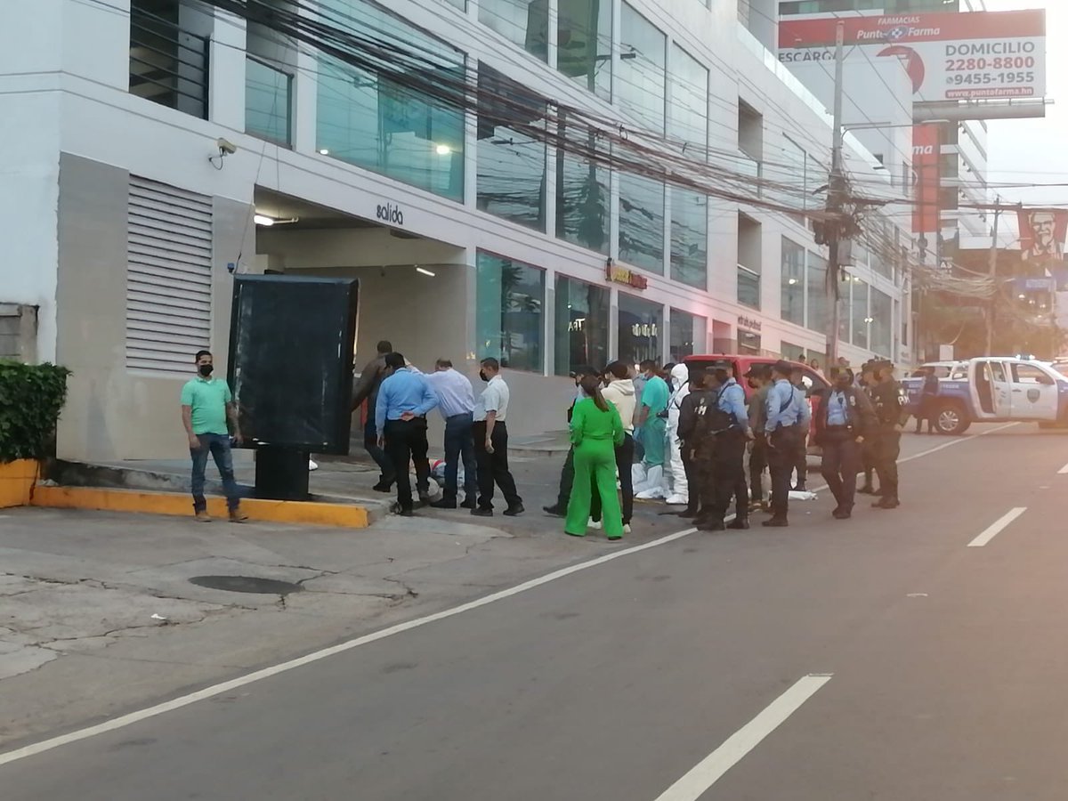 RRII_Hn's tweet photo. 🇭🇳: Masacre en Capital de Honduras:
Cuatro jóvenes fueron asesinados durante la madrugada de este jueves, tras salir de una discoteca. 
Dentro de las víctimas se encuentran el hijo del expresidente Pepe Lobo y sobrino político del general Romeo Vásquez Velásquez. https://t.co/GLL2NMWi4u