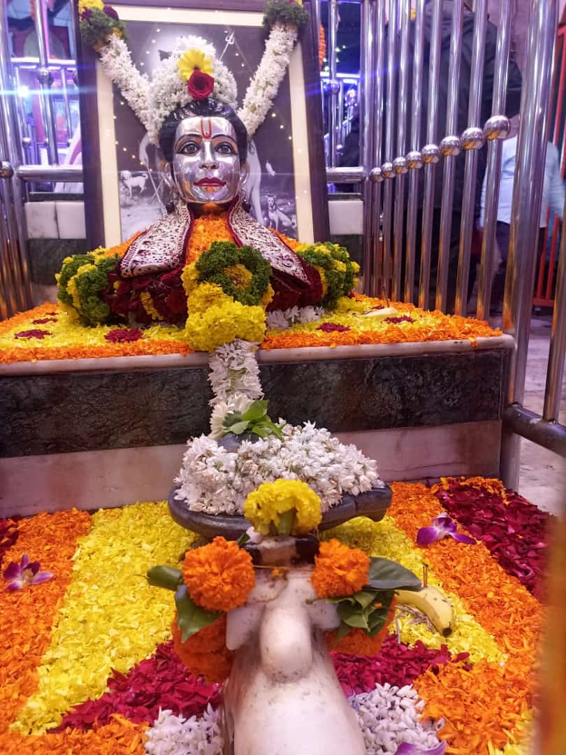 ajitkulthe's tweet photo. दिगंबरा दिगंबरा श्रीपाद वल्लभ दिगंबरा..
दिगंबरा दिगंबरा श्री गोपाल गुरुवर दिगंबरा..
एकमुखी दत्तमंदिर, श्री क्षेत्र नारायणपूर.
#shripad #shripadshrivallabh #ekmukhidatta #shripad_shrivallabh_dattavatar #narayanpur https://t.co/F2yZ83wGSJ