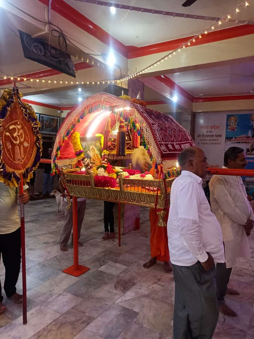 ajitkulthe's tweet photo. दिगंबरा दिगंबरा श्रीपाद वल्लभ दिगंबरा..
दिगंबरा दिगंबरा श्री गोपाल गुरुवर दिगंबरा..
एकमुखी दत्तमंदिर, श्री क्षेत्र नारायणपूर.
#shripad #shripadshrivallabh #ekmukhidatta #shripad_shrivallabh_dattavatar #narayanpur https://t.co/F2yZ83wGSJ