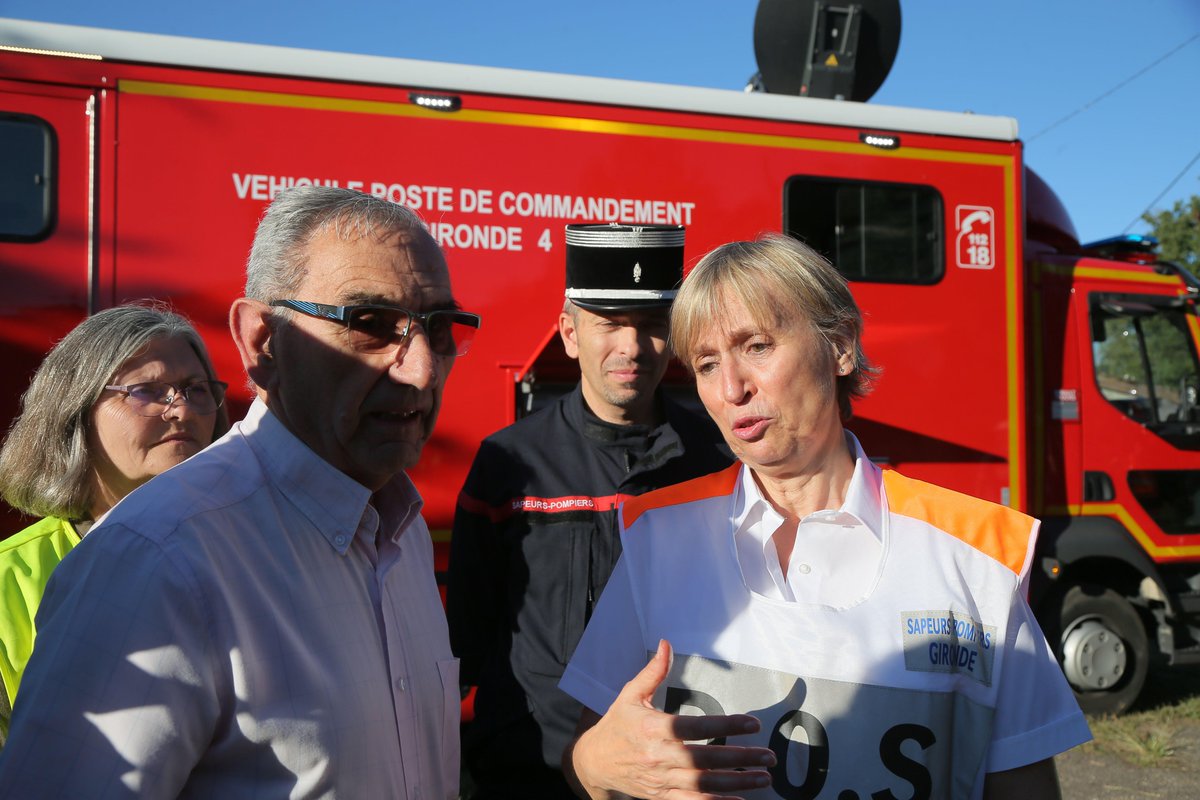 ArnaudDejeans's tweet photo. Le maire de Landiras Jean-Marc Pelletant : "Nous avons besoin d'appui aérien pour lutter contre cet incendie. J'entends que la moitié des moyens aériens de la France est mobilisé à Landiras et La Teste. Combien de Canadair peut-on acheter à la place d'une LGV à 14 milliards ? https://t.co/w8HiH2nMpQ