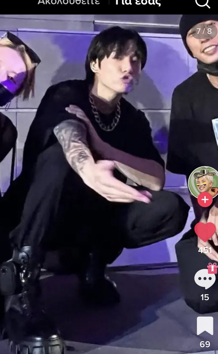 APPLEJINNS's tweet photo. THE CHAIN THE DIOR BOOT ARGHHHHHHHHH https://t.co/6I5CqcoPzg