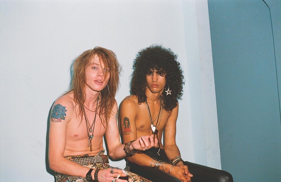 First50GigsS's tweet image. Vengan a ver estas fotos de la #Appetitelineup en persona y MUCHAS fotos más de la banda montadas en las paredes del @bourbonroomhollywood el próximo jueves en nuestra exhibición #First50Gigs Guns N' Roses Gallery. ¡Consigan sus entradas ahora en el enlace en la bio!