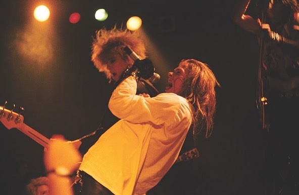 First50GigsS's tweet image. Vengan a ver estas fotos de la #Appetitelineup en persona y MUCHAS fotos más de la banda montadas en las paredes del @bourbonroomhollywood el próximo jueves en nuestra exhibición #First50Gigs Guns N' Roses Gallery. ¡Consigan sus entradas ahora en el enlace en la bio!