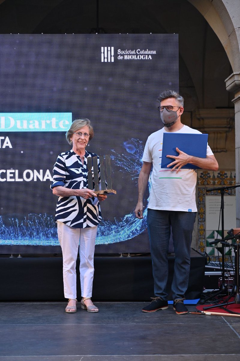 SCB_iec's tweet photo. 🏆Fem entrega del #PremiSCB2022 Leandre Cervera a la #TrajectòriaProfessional a la Dra. Roser Gonzàlez Duarte, per la seva important tasca docent i investigadora en l’àmbit de les malalties hereditàries oculars a la @UniBarcelona
#NitBio2022 #PremisSCB2022 #SCBGonzàlezDuarte https://t.co/hAChYjCK6s