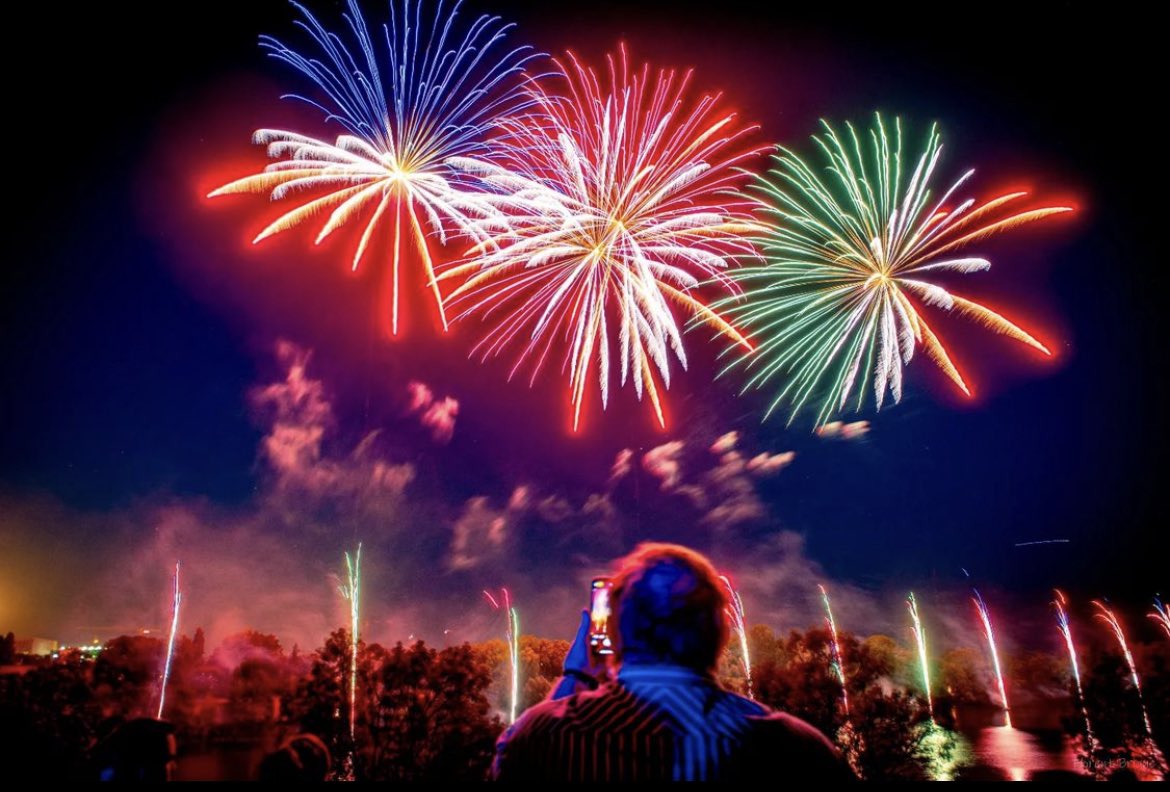 En ce 14 juillet, toute l’équipe vous souhaite un été haut en couleurs 🎆🎇 comme le feu d’artifice d’ #angers capturé par Florent 🤩soir. #igersanjou --- 🔎 Sélection du soir : @KarineSureau Lien 📷 : instagram.com/florentbrique