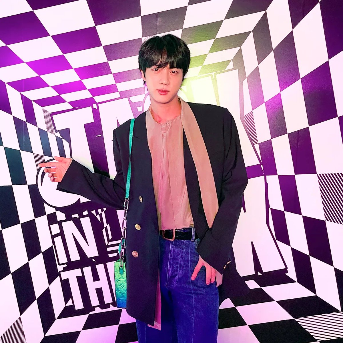 heuksoo_'s tweet photo. 하 너무 웃기다.. 정작 파티를 미친듯이 즐기고 계시는 동생들은 티샤쓰에 편한 옷 입고 땐스땐스 중이신데 김형은 끝내주게 차려입고 가서는 파티랑 낯가리다가 "탈출" 후 홀로 게임하면서 힐링타임 갖고 계시다는 점이... https://t.co/GNNvx28Np8