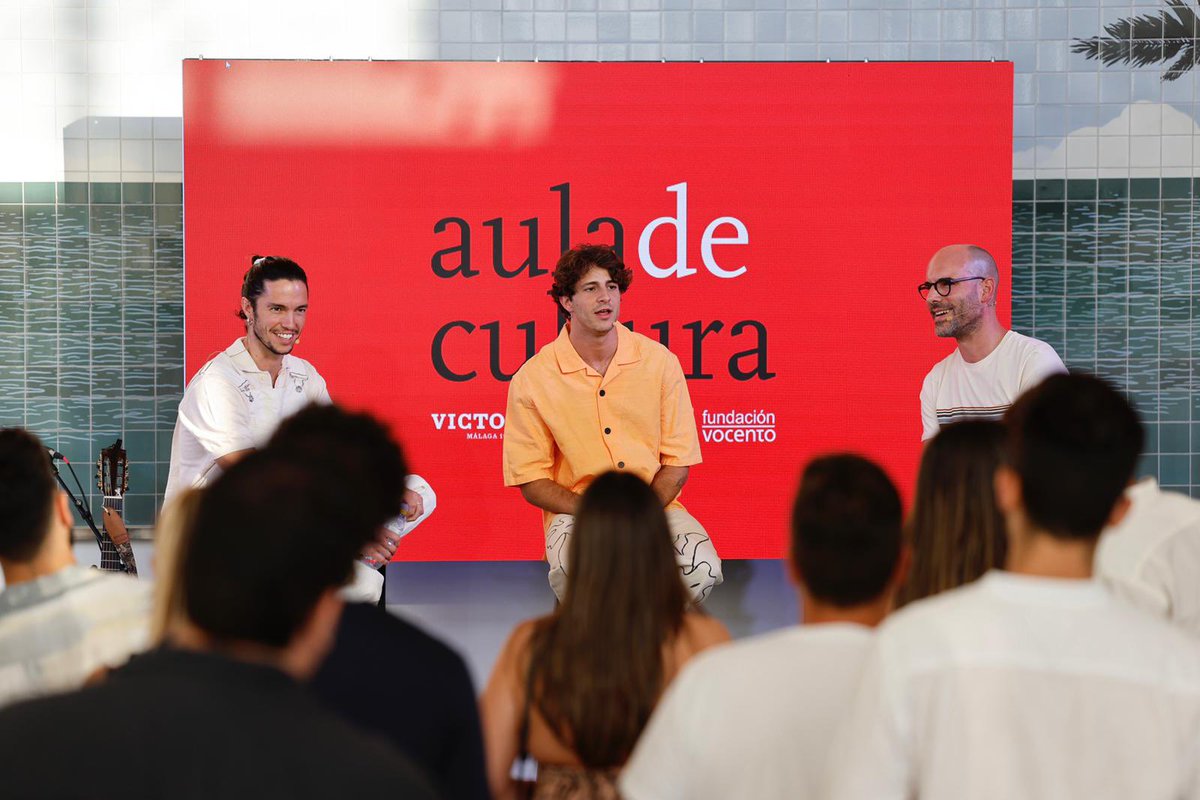 SURDirecto's tweet photo. 🎤 #SURdirecto Comienza la charla concierto con @JavyPablo en @CervezaVictoria, la última cita de esta temporada que tendremos en el   #AuladeCulturaSUR. Podéis seguir el encuentro en @DiarioSUR.
📸 Ñito Salas
https://t.co/S2bMl2Wcjl https://t.co/xpA1N3j3wz