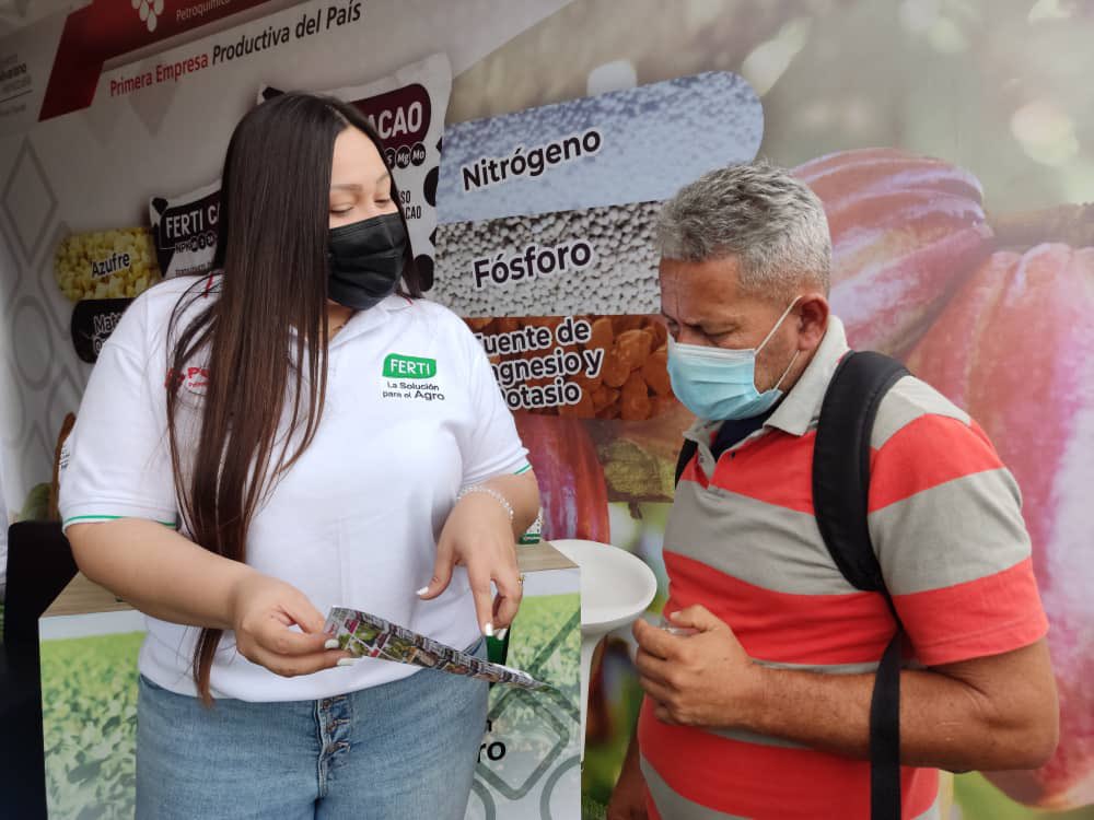 PrensaPequiven's tweet photo. 👉🏻 #expocacaoyron Miranda 2022
Brindamos asistencia directa.
Tenemos #FertiCacao #FertiPlátano #FertiCafé #Urea y #FertiMax disponible en los espacios del Parque Simón Bolívar, La Carlota.
¡Les esperamos!
@TellecheaRuiz
@NicolasMaduro
@delcyrodriguezv
@TareckPSUV
@minoedison https://t.co/Qwz7ejTZMn