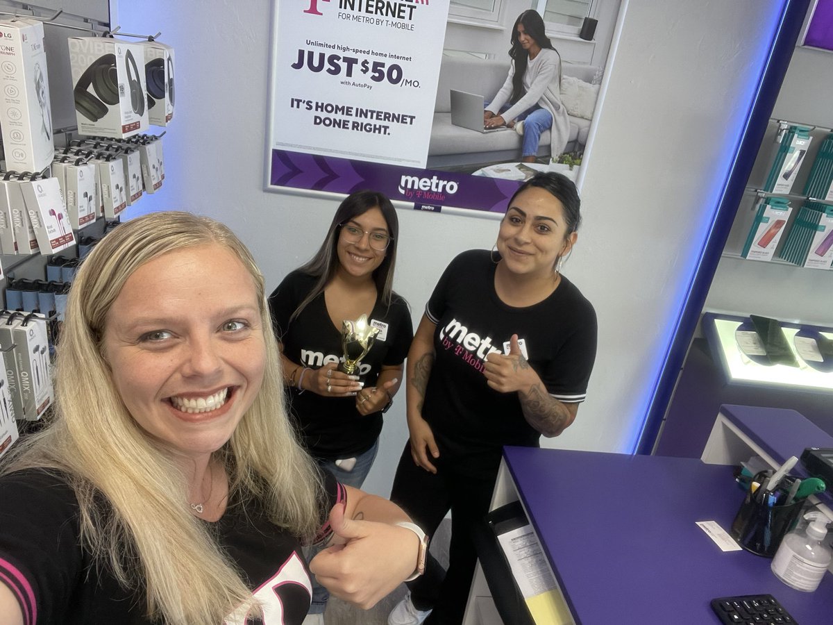 Making things happen for our amazing customers! 🥳Celebrating that great customer experience with our traveling trophy 🏆 Way to go 🥳 #Metrobytmobile <a href="/JHill_MANgenta/">J.K. Hill</a> <a href="/WinstonAwadzi/">Winston Awadzi</a> <a href="/eveherrr/">Eva</a>