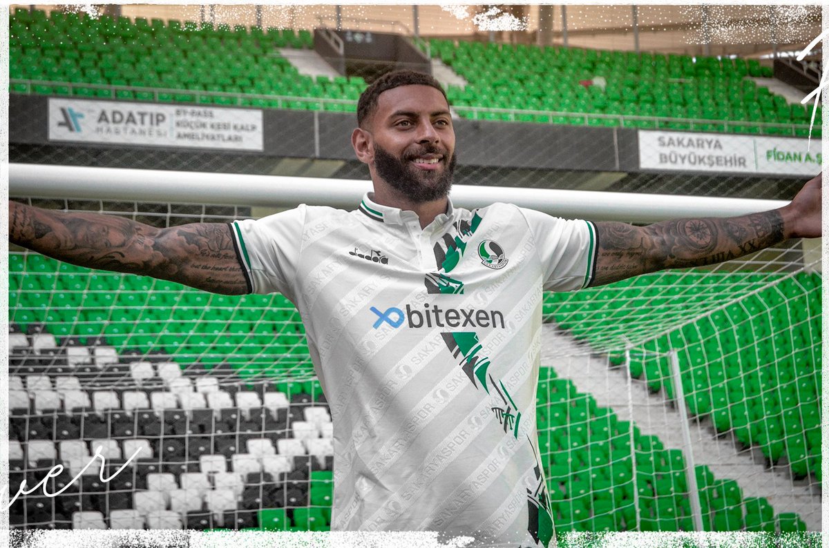 Sakaryaspor's tweet photo. 🤩🔥 Boys of 𝙍𝙞𝙫𝙚𝙧!

Yeni sezon beyaz formamız yakında dükkan54 mağazamızda.

#DelilerinTakımı https://t.co/dXL2Uhl6pS