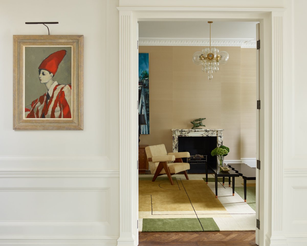 This town house in Notting Hill combines a clean-lined minimalism with flourishes of exquisite, rich colour. We supplied our TM Slim Light PRO to illuminate the beautiful art collection. The light provides a focal point here, ensuring the red hues in the painting stand out fully. https://t.co/Tbo5m7HiOG