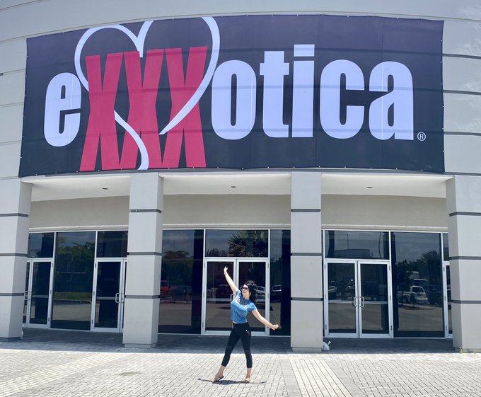 ⭒ ✮ 👑 MιѕѕLυηαLυχχχ ✮ ⭒ - Hey Miami, I’m in you! Who else is ready for @exxxotica 💋 https://t.co/AhRHQV499A