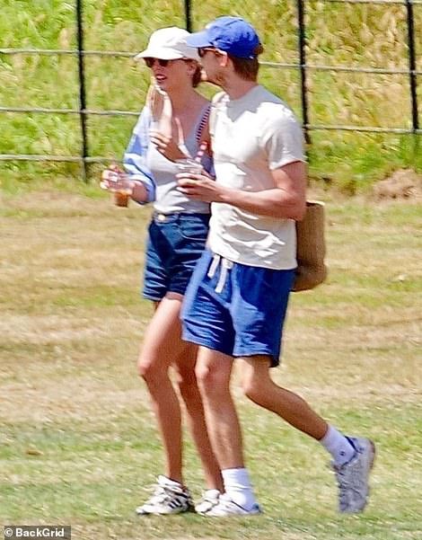 LaPuercaylor's tweet photo. 📸| Taylor Swift junto a su novio Joe Alwyn recientemente! 

-SE VEN TAN FELICES JUNTOS 🥺💕 https://t.co/PPIZfJntXA