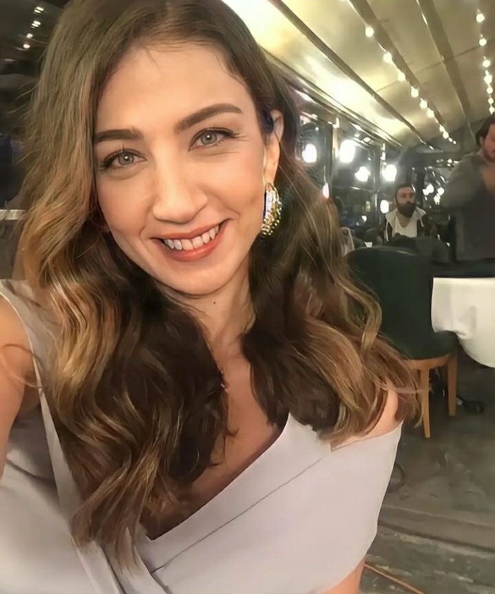 #edho da nefret ettiğim tek karekter şimdiye kadar hiç birinde bu kadar nefret etmemiştim buna mahmutta dahil hatta mahmut bile bundan daha fazla sevebilirim  meryem çakırbeylinin  boşluk doldurmak için yaratıldı ve tam anlamıyla korkunçtu çakma 😅😅 hep öyle kalacaksın ÇAKMA 😉