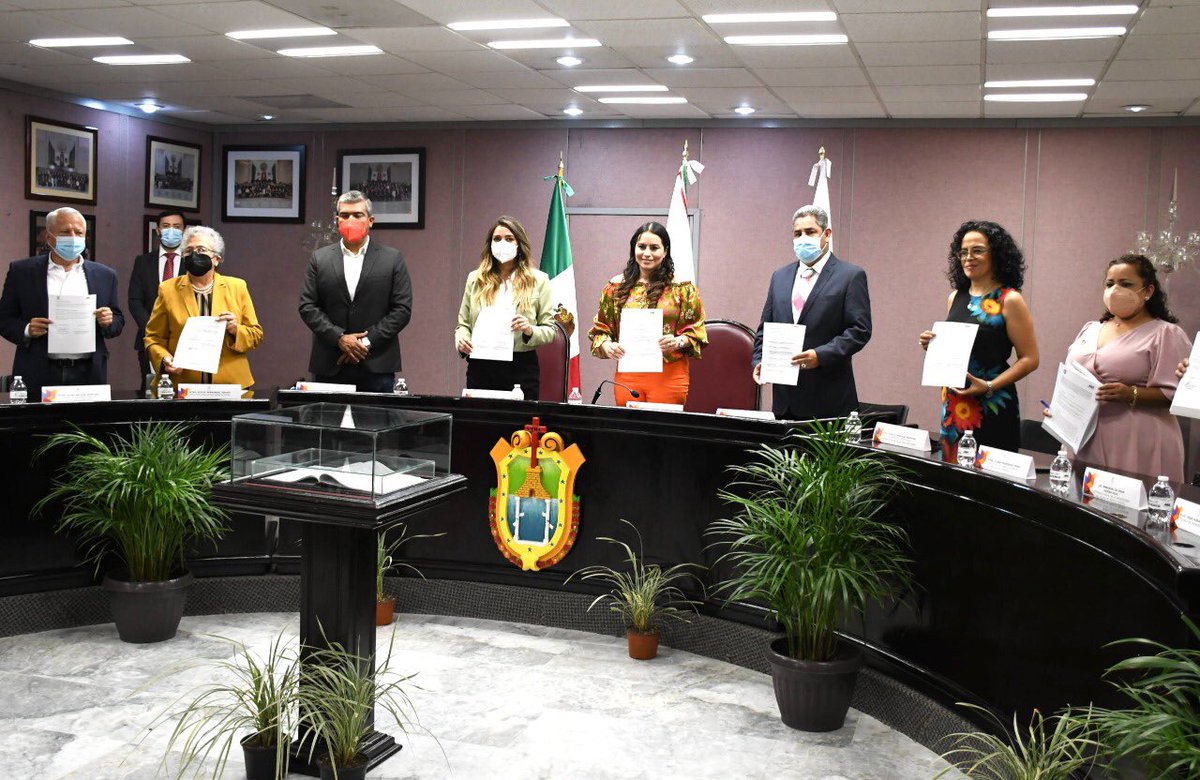 GLPRI_VER's tweet photo. La diputada @AriannaAngelesA firmó convenio con 10 universidades de la capital del estado #Xalapa #Veracruz para brindar becas a jóvenes para que continúen sus estudios. En este evento estuvo acompañada de la coordinadora del #GLPRI @AniluIngram https://t.co/547gyNpTmj