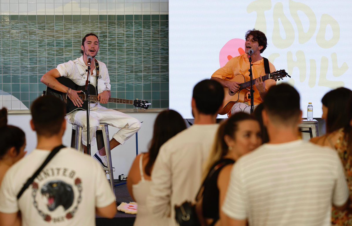 SURDirecto's tweet photo. 🎤 #SURDirecto #AuladeCulturaSUR @JavyPablo comienzan un acústico íntimo y cómplice con los suyos en la fábrica de @CervezaVictoria. 
📸 Ñito Salas
https://t.co/S2bMl2Wcjl https://t.co/9sc7ywuCAL