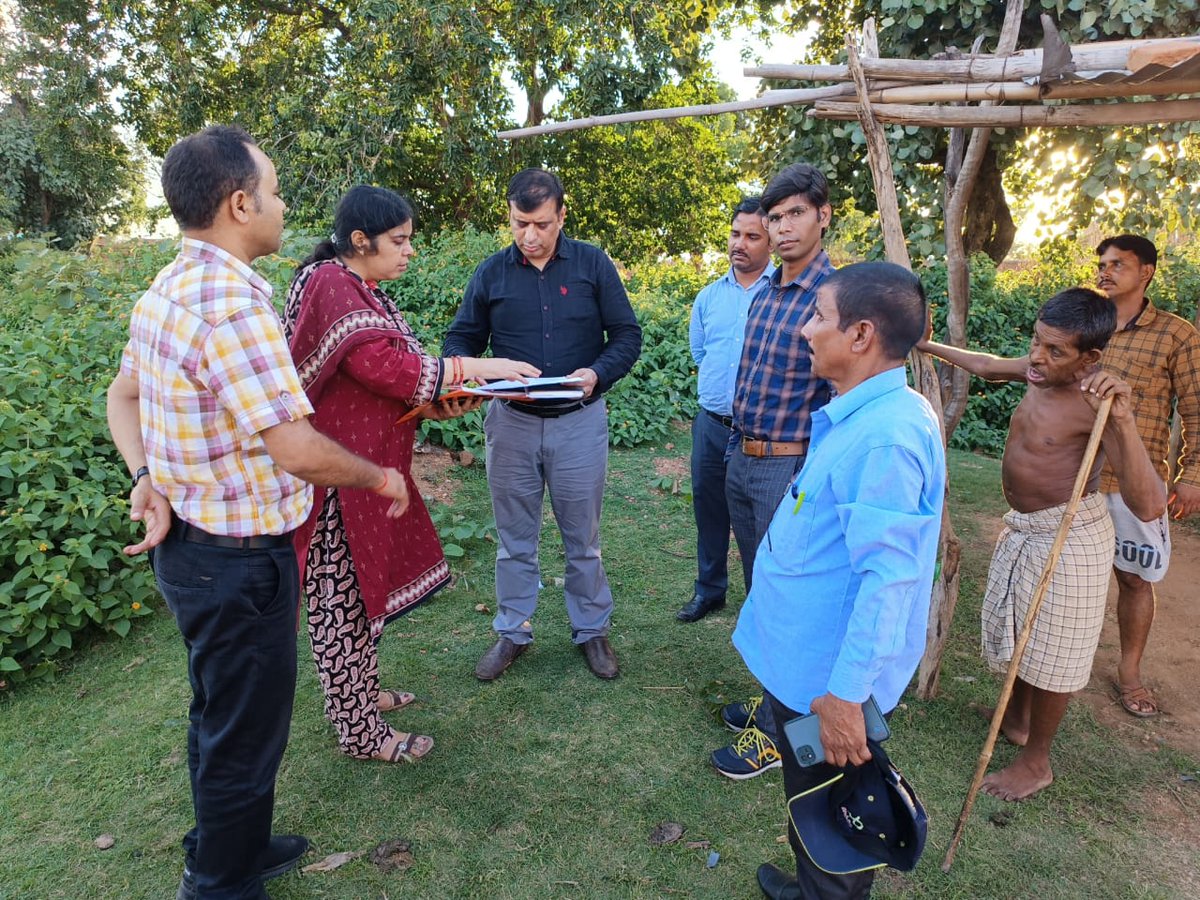 Swachhjhar's tweet photo. SBM(G)P-II &amp; JJM अंतर्गत किये गए कार्यों का प्रत्यक्ष रूप से अवलोकन एवं कार्यों में गति लाने के उद्देश्य से डॉ. रविंद्र बोहरा,वरीय परामर्शी-जल शक्ति मंत्रालय का झारखण्ड राज्य के गिरिडीह जिला में भ्रमण I
@swachhbharat @ArunBaroka @UNICEFIndia @drravindrabohra @GiridihDc https://t.co/qiJLylJNaP