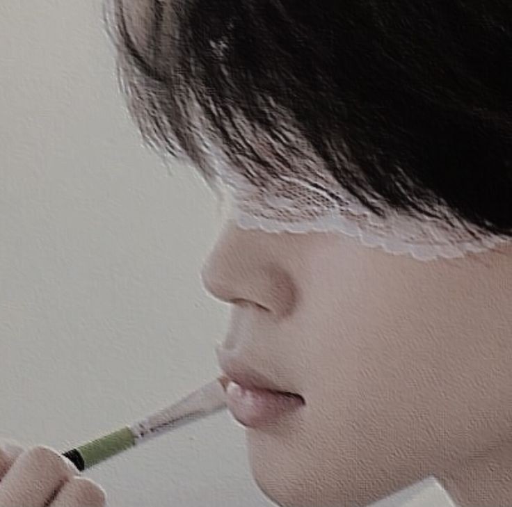 ficwrightervttv's tweet photo. #yoonminau #yoonmin #jimsu #jimsuau

- А теперь закрой глаза, - Юнги проводит по мягким губам кисточкой, вызывая мурашки.

- Юнги, я, - но его прерывают, прикасаясь в еле ощутимом поцелуе, вызывая табун мурашек.

- Помолчи, я хочу распробовать твои губы, - и снова целует. https://t.co/OOSSeE0bct