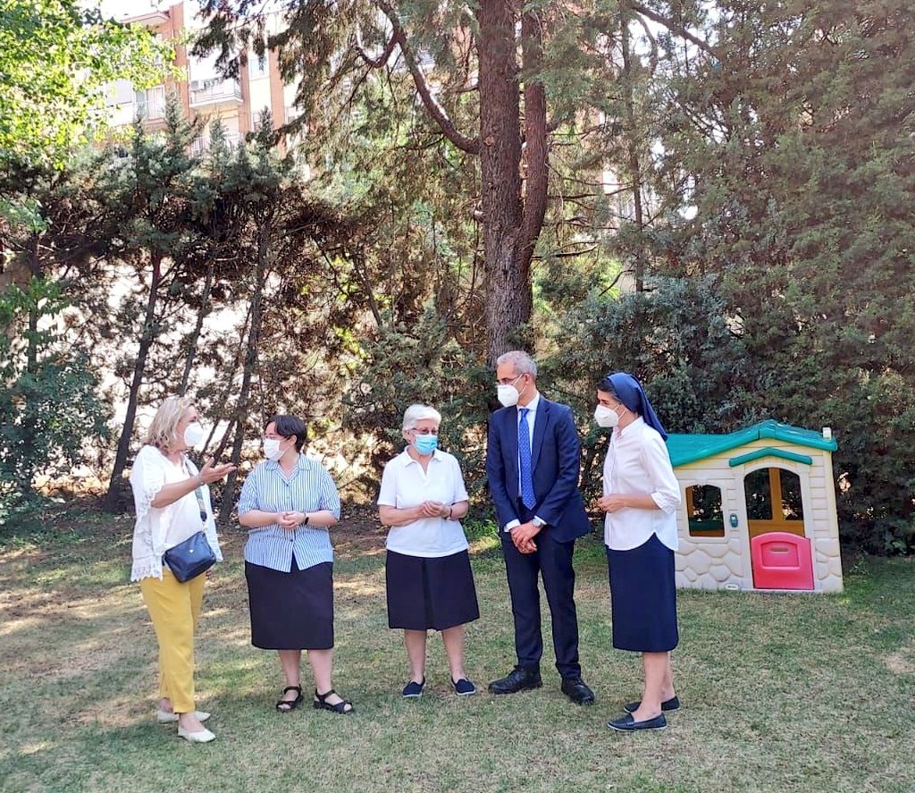 HijasCaridadEC's tweet photo. 🔜 El Viceconsejero de Familia, Juventud y Política Social de la @ComunidadMadrid, Luis Martínez-Sicluna @Luismsicluna ha visitado Casa Belén junto a la Directora general. 

¡Un encuentro precioso con unos anfitriones insuperables! 🪁🎈🧩 https://t.co/3F2zgiwSwU