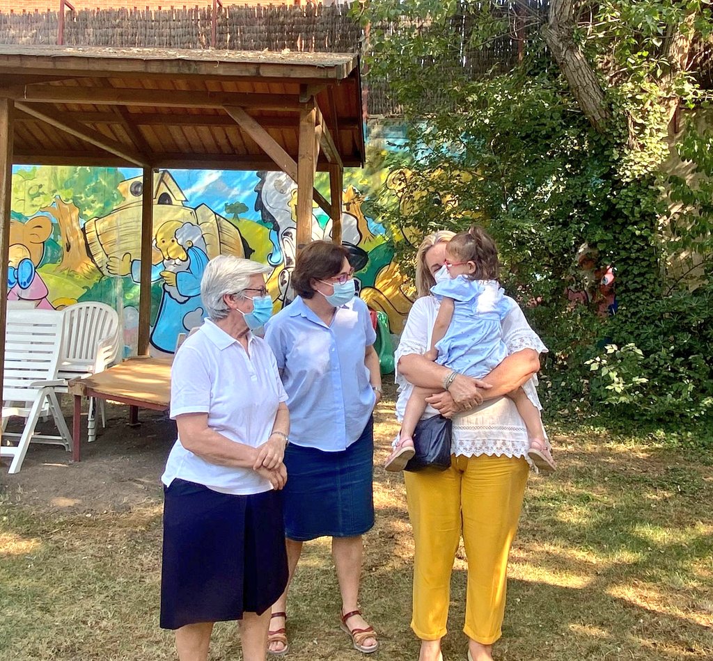 HijasCaridadEC's tweet photo. 🔜 El Viceconsejero de Familia, Juventud y Política Social de la @ComunidadMadrid, Luis Martínez-Sicluna @Luismsicluna ha visitado Casa Belén junto a la Directora general. 

¡Un encuentro precioso con unos anfitriones insuperables! 🪁🎈🧩 https://t.co/3F2zgiwSwU