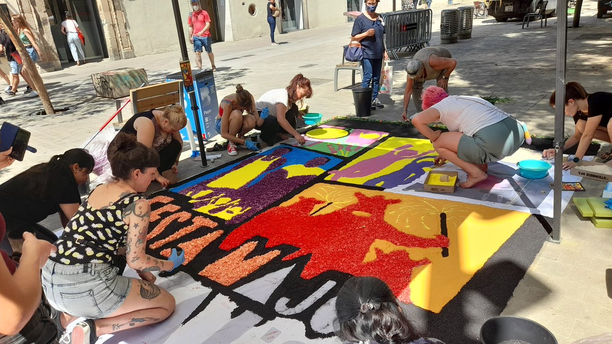 DialegsDeDona's tweet photo. Catifa enllestida per començar la Festa Major del Raval! Ha quedat preciosa! #catifairesRaval #FMRaval #catifaflors https://t.co/t7C7OhjJuz