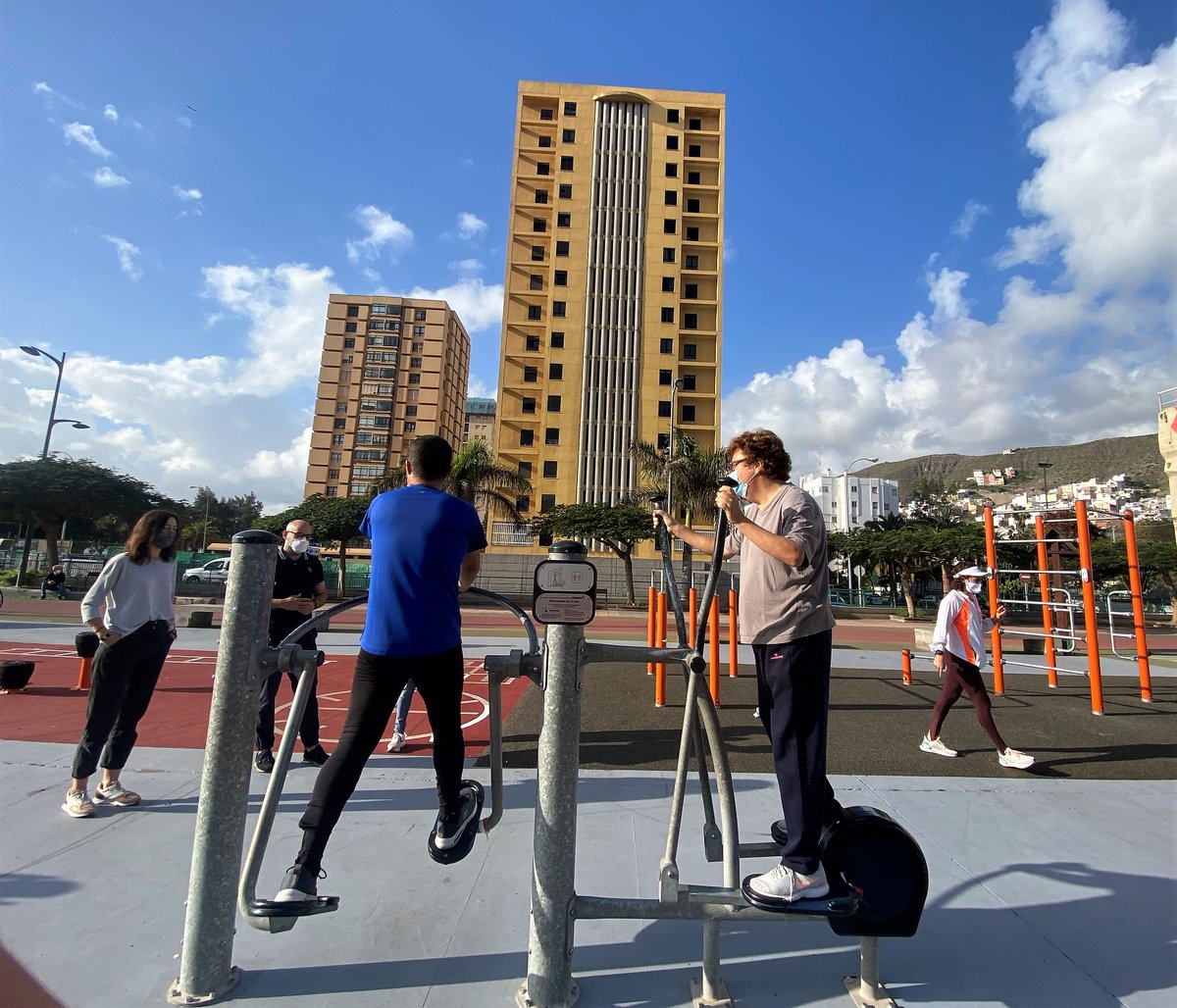 imd_lpgc's tweet photo. #COLEFC👟🏋️‍♂️

El verano cundirá más si nos ponemos en forma en los #ParquesActivos. Para ello están los compañeros del @COLEFCanarias, quienes redoblan esfuerzos -y horas- para que todos nuestros ciudadanos tengan una salud de hierro. Ahora, también estarán en más instalaciones. https://t.co/7udOP7JVuQ