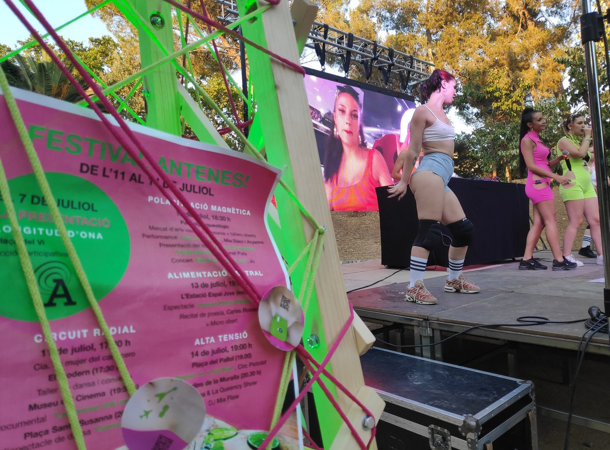 Avui tenim el luxe de gaudir del Circ Pistolet a la Plaça del Pallol, dins del cicle #Escènit2022 del <a href="/teatre_gi/">Teatre Municipal de Girona</a>; i de la música de Cooba &amp; La Queency Show als Jardins de les Pedreres del Festival Antenes. Cultura accessible, de qualitat i per a tothom! #GironaCultura