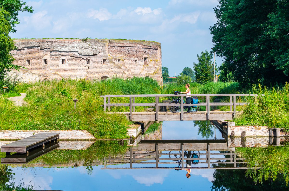 HOERA!! 🥳 Het UNESCO werelderfgoed #HollandseWaterlinies is jarig. Op 26 juli 2021 kwam na een lang nominatietraject het verlossende woord en werd besloten om de Nieuwe Hollandse Waterlinie toe te voegen aan het al bestaande UNESCO Werelderfgoed @stellingvanamsterdam.