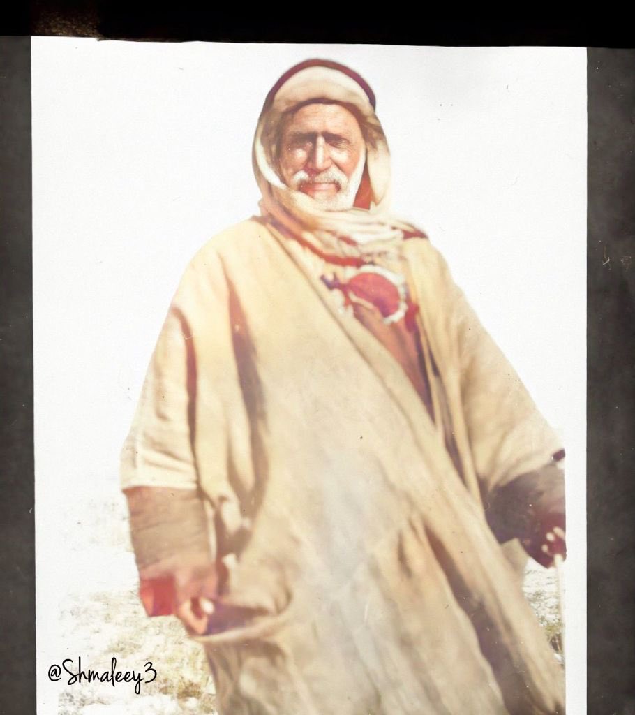 al_hashar's tweet photo. عرض اليوم أخونا عبدالله البليع هذه الصورة على والده العم نحيطر من غير إيحاء أو تلميح فأكد أن صاحب الصورة هو لطيّف الحشار ولأننا لم نخبر العم نحيطر بتاريخ الصورة (١٩١٦) حيث أن لطيّف لم يكن بهذا السن المتقدم في ذلك التاريخ لذا فإنني أقول بطمأنينة أنها صورة أبو لطيّف سند الحشار نفسه https://t.co/aAOXWE1omJ