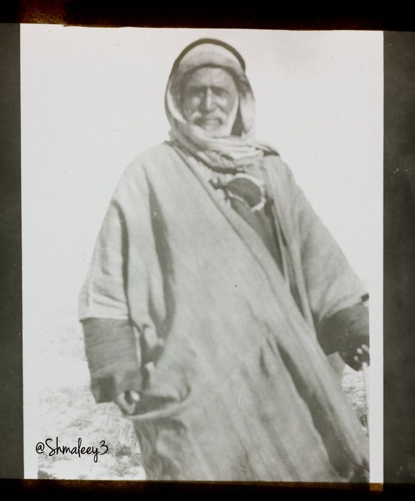 al_hashar's tweet photo. عرض اليوم أخونا عبدالله البليع هذه الصورة على والده العم نحيطر من غير إيحاء أو تلميح فأكد أن صاحب الصورة هو لطيّف الحشار ولأننا لم نخبر العم نحيطر بتاريخ الصورة (١٩١٦) حيث أن لطيّف لم يكن بهذا السن المتقدم في ذلك التاريخ لذا فإنني أقول بطمأنينة أنها صورة أبو لطيّف سند الحشار نفسه https://t.co/aAOXWE1omJ