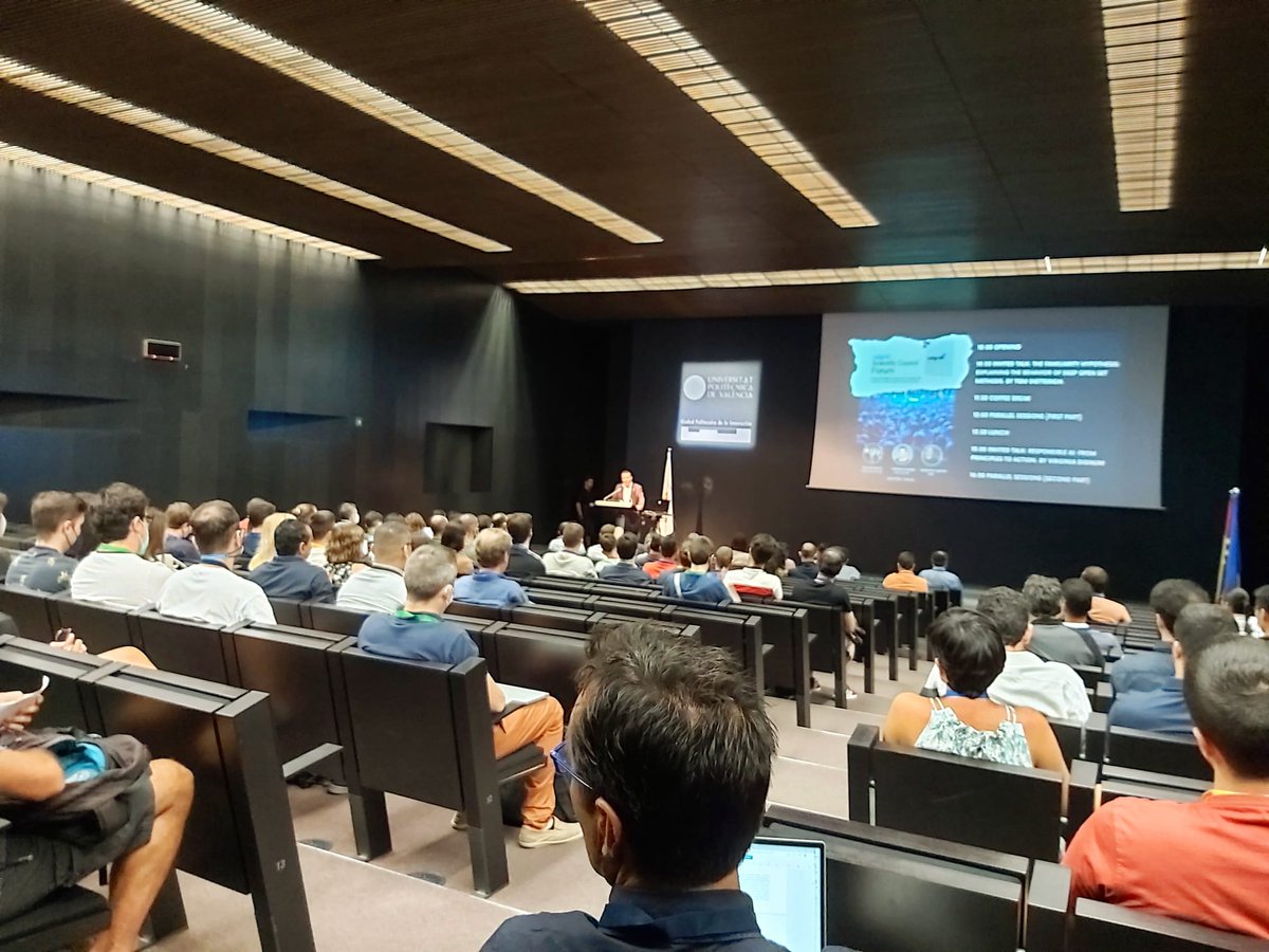 Alumnado de los másteres de #IA de las cinco universidades públicas valencianas  y empresas del patronato de valgrAI han dialogado y compartido experiencias en el I Foro Científico de valgrAI. Conectamos talento a través de la #IA