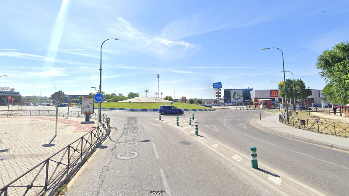 policiaMostoles's tweet photo. El siniestro ocurrió alrededor las 12:20 horas del sábado 2 de julio en la glorieta de Simón Hernández con Avda. ONU de Móstoles. El ciclista se encuentra en estado grave. El conductor fugado circulaba en un Opel Astra de color negro y 5 puertas (+) https://t.co/1uvXf5Q3nF