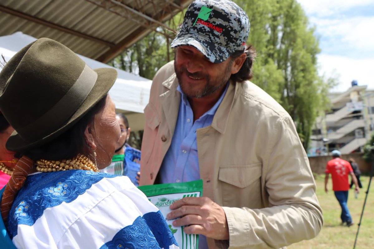 AgriculturaEc's tweet photo. ✅️ 60 títulos de propiedad de tierras.
👨‍🌾 72 certificados de capacitación en Comunidades de Aprendizaje. 
✅️ 80 carnés y certificados de la AFC.
👩‍🌾 USD 24 mil en créditos productivos reciben productores de #Ibarra, por parte del viceministro @PabloWeberS. https://t.co/BlMKsvmbRw