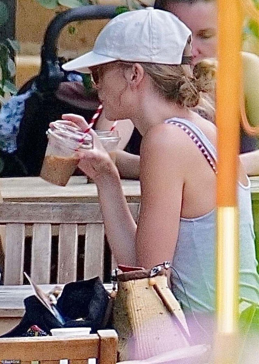 mediausbra's tweet photo. FÉRIAS!

Taylor Swift foi vista curtindo suas férias com o ator Joe Alwyn em Londres. https://t.co/Nc4908izhR