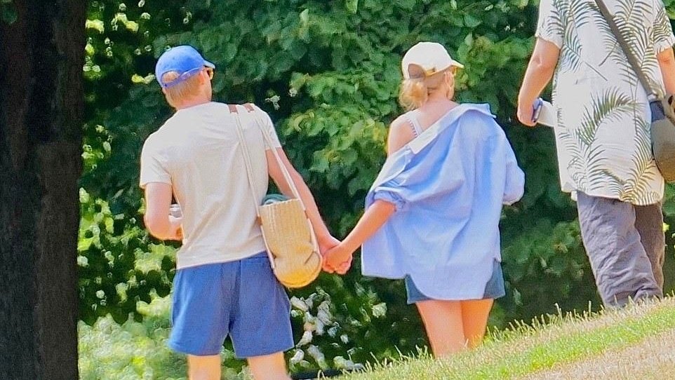 mediausbra's tweet photo. FÉRIAS!

Taylor Swift foi vista curtindo suas férias com o ator Joe Alwyn em Londres. https://t.co/Nc4908izhR