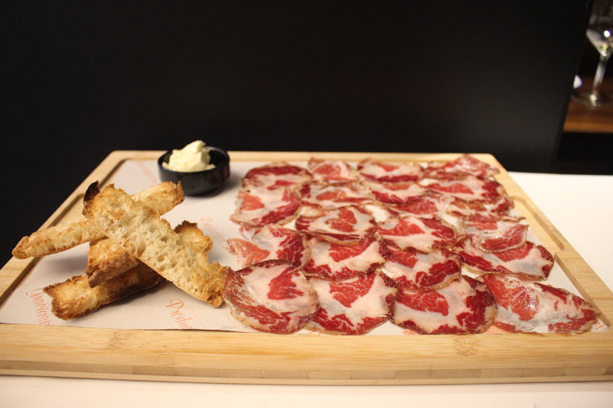 Posiblemente una da las tablas
más suculentas que puedas tomar.

Una paradita en La Abacería del Cantarrana, y nunca
te arrepentirás.

Estamos en Calle Sánchez Pastor, en pleno centro de
Málaga

#lomo #parada #laabaceriadelcantarrana
#tapearenmalaga