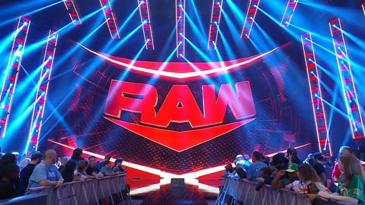 AgostoAllElite's tweet photo. Michael Cole: "What's up motherfuckers and welcome to Monday Night Raw!" #WWE #WWERAW￼ https://t.co/KD2fC8evpt