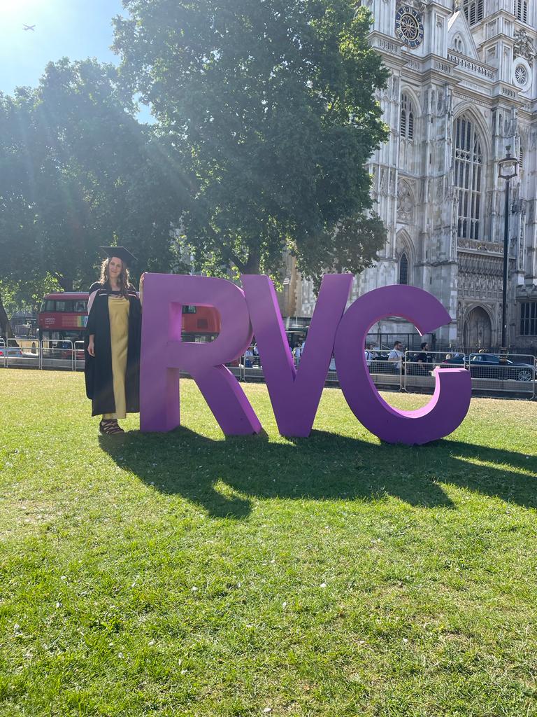 izzyf97's tweet photo. Two years as a vet and I've finally graduated #RVCGrad22 #VetTwitter #FarmVet #Graduation https://t.co/9iI7acZduZ