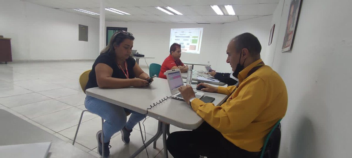 viceedutrabajo2's tweet photo. #EnFotos📸 || Cumpliendo las instrucciones del Pdte Obrero @NicolasMaduro se realiza caracterización de los trabajadores y trabajadoras de @gas_comunal con el objetivo de lograr su profesionalización con las Misiones Educativas y Universidades

#ProtegeteDeLaCovid https://t.co/VkCKFyunRc