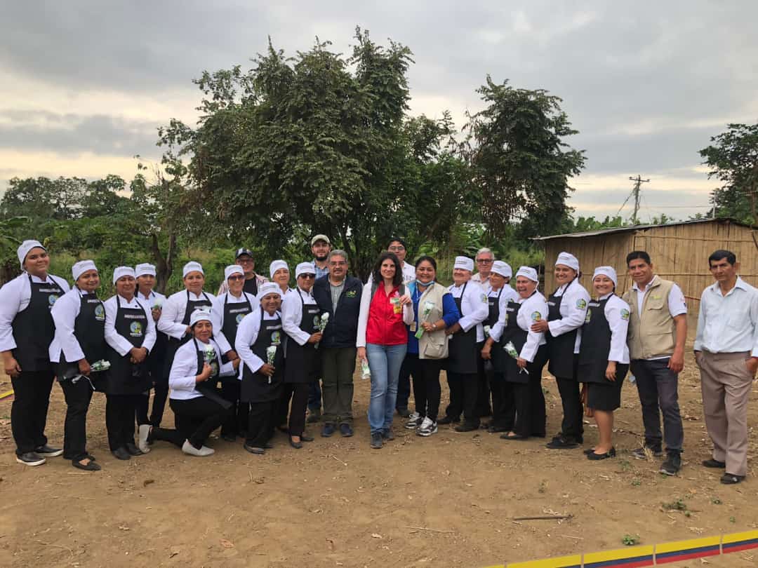 GrupoSocialFEPP's tweet photo. 𝗘𝗟 𝗧𝗥𝗔𝗕𝗔𝗝𝗢 𝗗𝗘𝗟 𝗙𝗘𝗣𝗣 𝗦𝗢𝗕𝗥𝗘𝗦𝗔𝗟𝗘 𝗘𝗡 𝗚𝗨𝗔𝗬𝗔𝗦
@aecidecuador y #SIPT #FEPP visitaron el proyecto "Mejoramiento de los ingresos económicos de pequeños y medianos productores 'Las Mercedes' #Guayas, junto a asociaciones y autoridades #YaguachiViejoCone https://t.co/NwwwyyZHMo