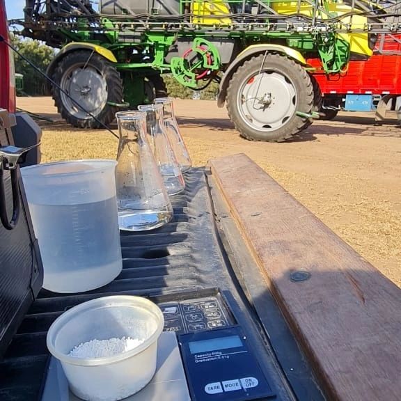AlltecBIO's tweet photo. Un llamado de emergencia 📞💥🙈
Problemas de incompatibilidad de #herbicidas (glifosato solido + 2.4D) generando corte dentro del tanque.
Soluciones ⤵
🧪 Compatibilizador de mezlcas #ALLOK y detergente agrícola #RASS32 ✨✨ https://t.co/atuVFOuj9b