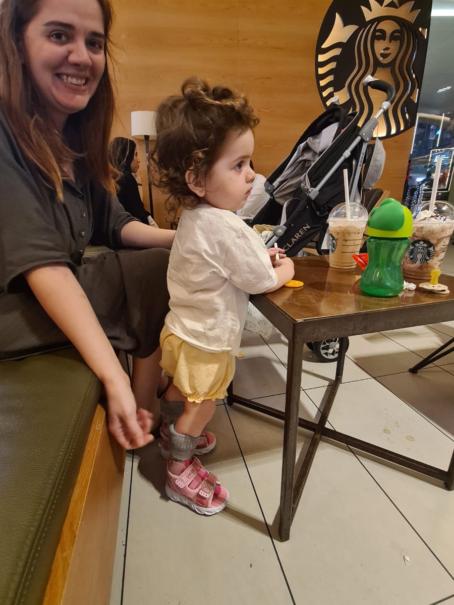 Akşam kahvesi sırasında bile ayakta durma çalışmaları yapan minik savaşçı Pera 🥰
Her geçen gün daha uzun süre desteksiz ayakta durabiliyor, daha gitmemiz gereken uzun bir yol var.
Ama bu yolu artık daha kısa,
Sizlerin sayesinde aldığımız Zolgensma ile,
Pera SENİNLE GÜÇLENİYOR💪