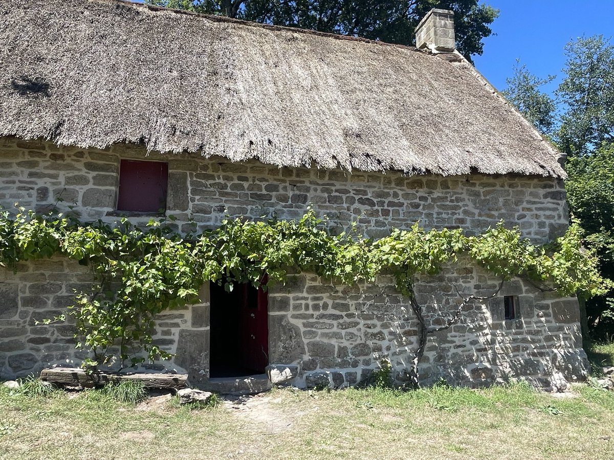Bfowah's tweet photo. And we went to the Ecomusée de St Degan, where a key scene of  #portraitofaladyonfire was filmed and we met a woman who was there during filming. Brittany is lovely!! #portraitdejeunefilleenfeu #celinesciamme #adelehaenel #merciadelehaenel #AHFF https://t.co/3Y5DBWG54L