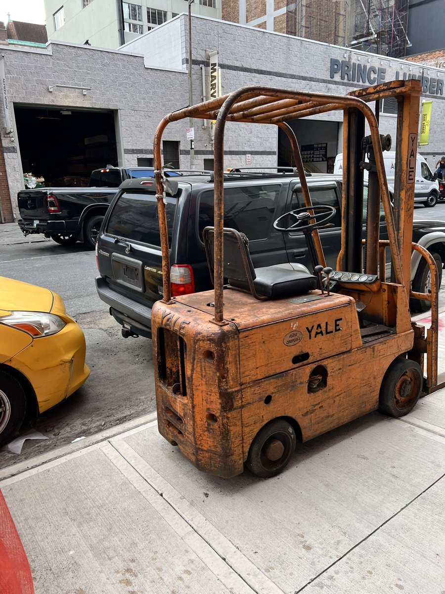 jehiah's tweet photo. The thing almost every auto body shop does. 5 vehicles in the street and on the sidewalk here with no license plates. W47th. @ebottcher @Jordanwfeiner will you help? NYPD won’t ticket (no plates) and DSNY won’t tow (auto body shop will claim them) https://t.co/uHhHRrumyb